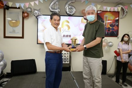 颁奖给退休员工合影